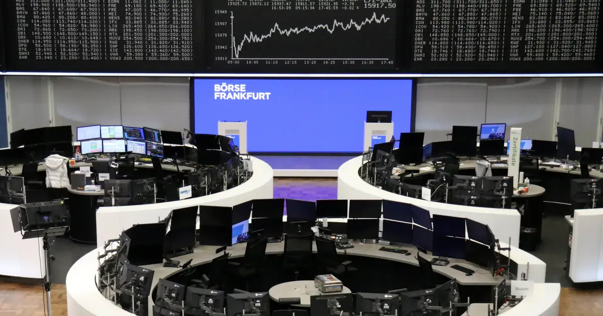 Painel eletrônico com índices das bolsas europeias