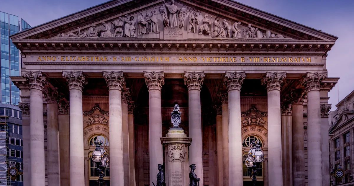 Pregao em bolsa europeia com telas de cotacoes