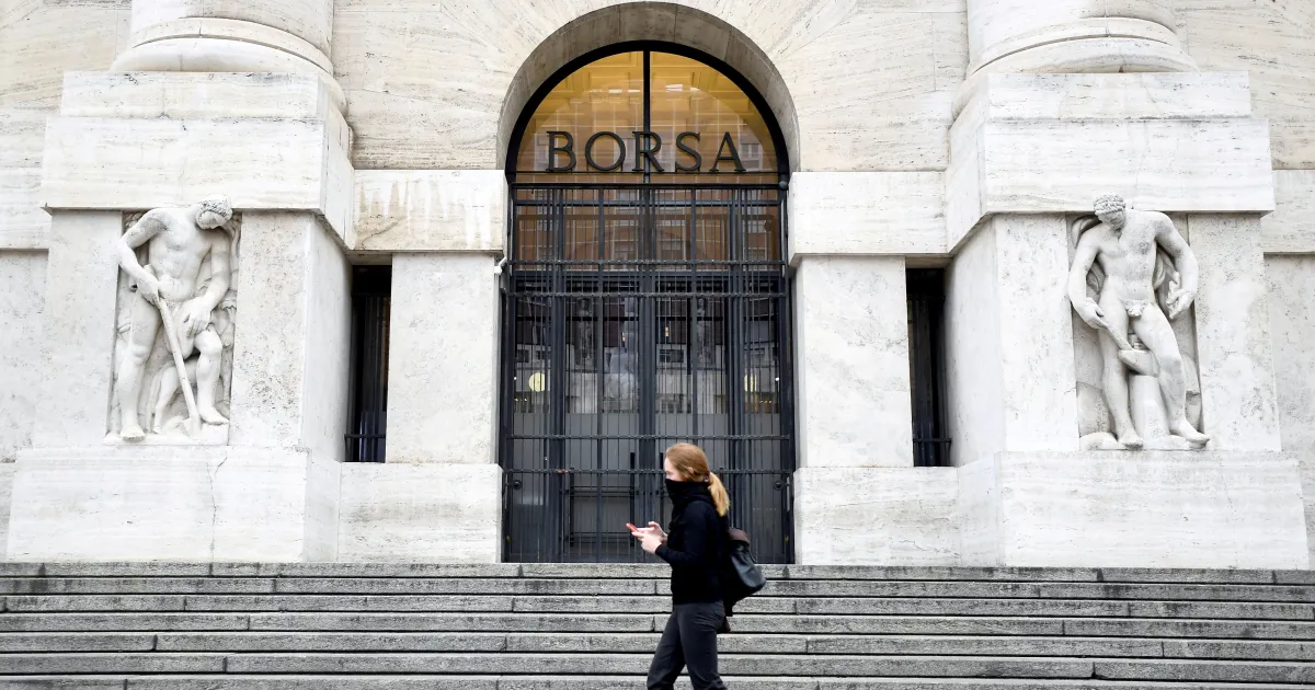 Painel com índices de bolsas europeias em queda