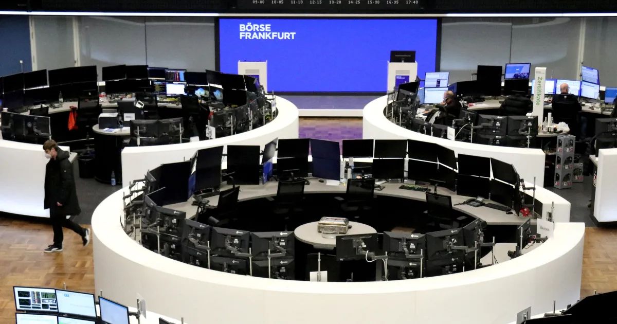 Painel eletrônico com cotações de índices europeus