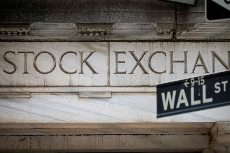 Painel da bolsa de Nova York com gráfico em queda