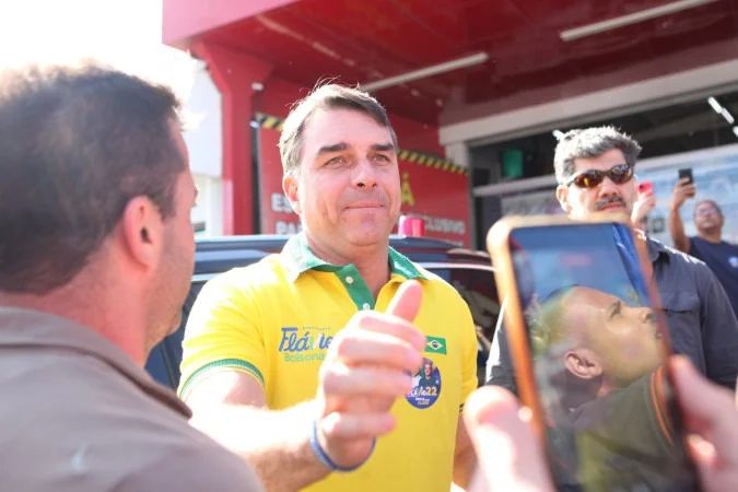 Manifestantes vestindo verde e amarelo na Avenida Paulista