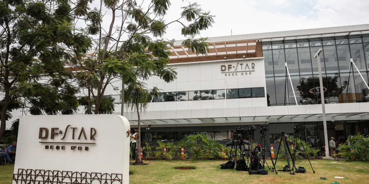 Ex-presidente Jair Bolsonaro em corredor de hospital