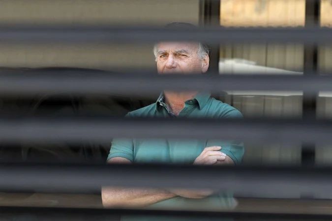 Jair Bolsonaro em sua residência durante prisão domiciliar