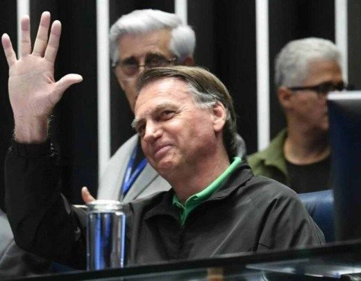Ex-presidente Jair Bolsonaro em frente à residência