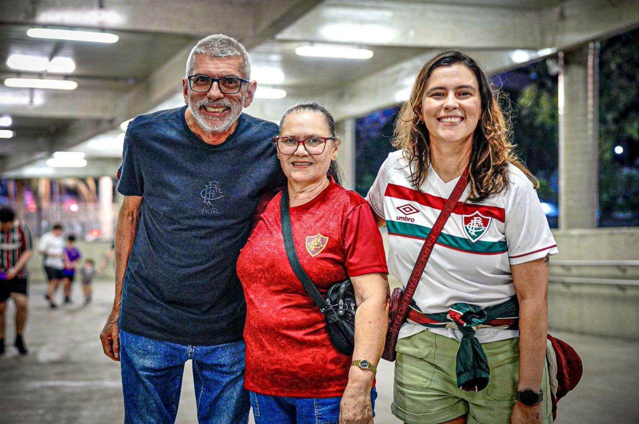 Ambulatório do setor sul do Maracanã atendendo torcedora ferida