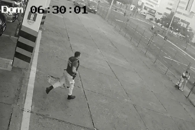 Bombeiros atendendo bebê em frente ao 5º Batalhão