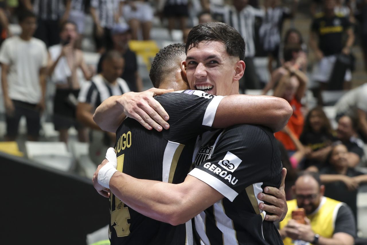 Thiago Borbas e Vitor Hugo comemoram a virada do Atlético-MG na Arena MRV