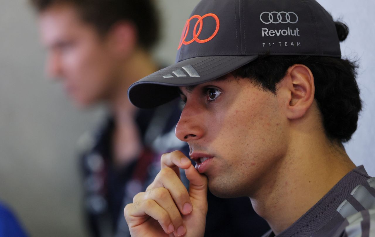 Gabriel Bortoleto no cockpit durante o GP do Azerbaijão