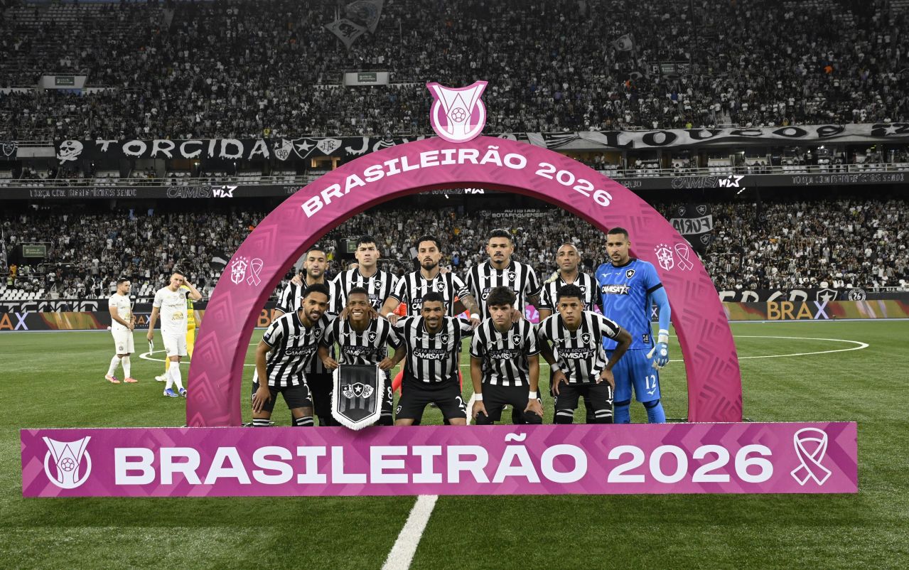 Tiquinho Soares cabeceando para o gol