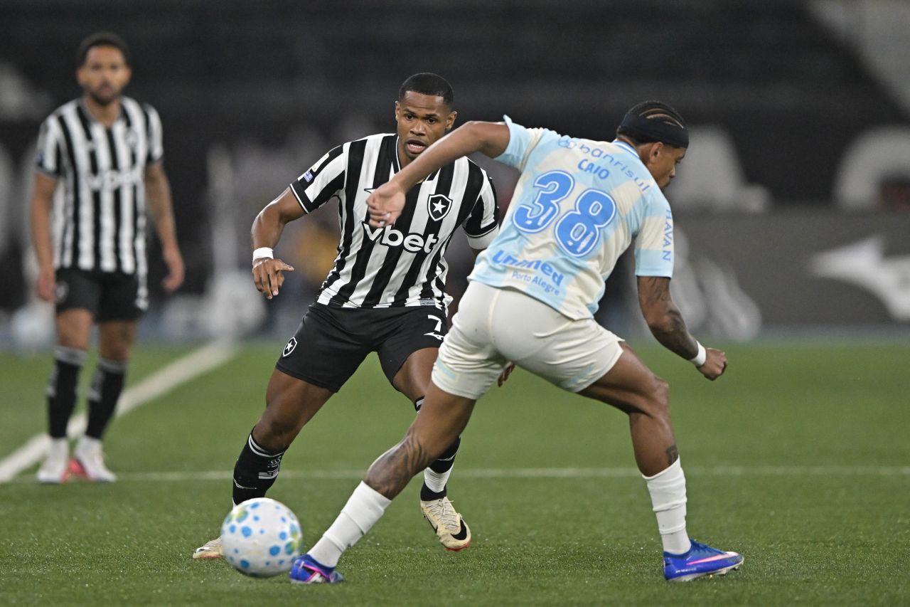 Caio Paulista em ação pelo Grêmio no Nilton Santos