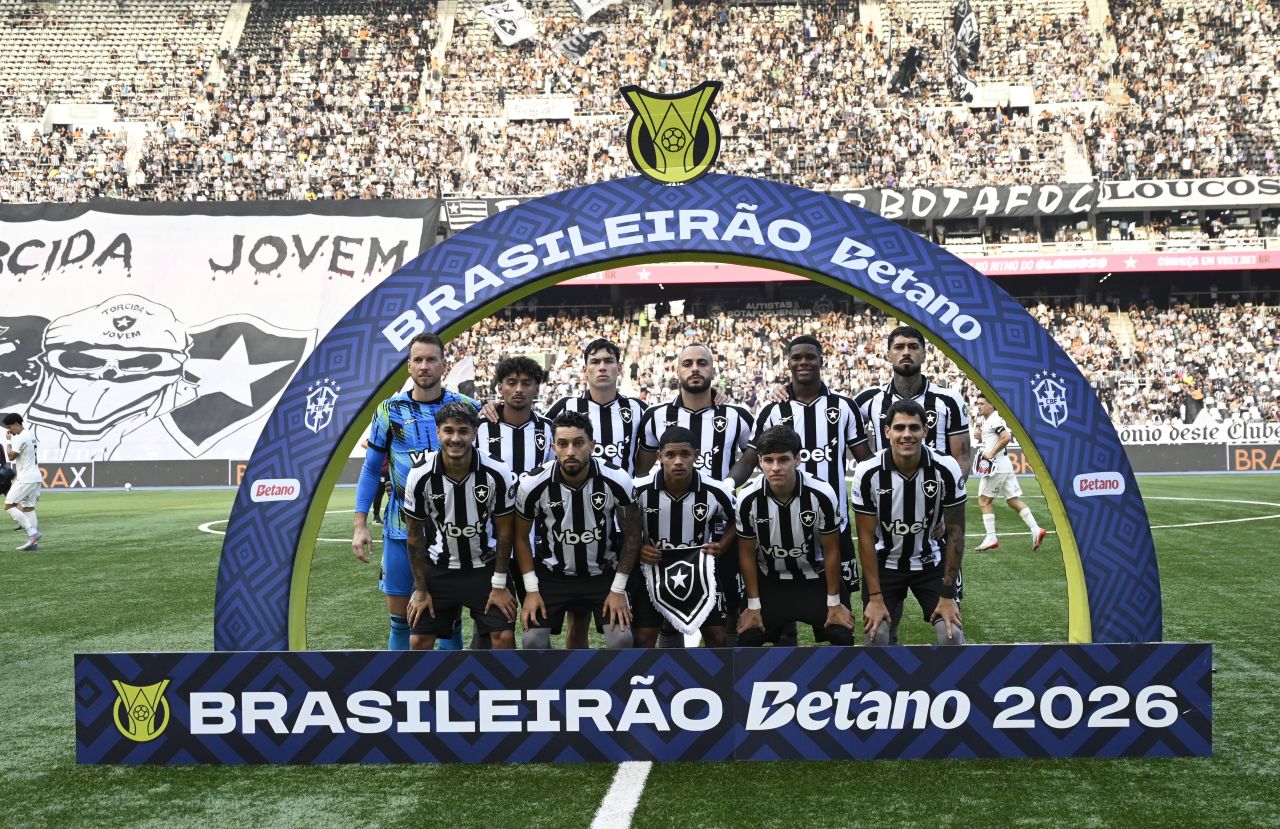 Arthur Cabral comemora gol pelo Botafogo no Nilton Santos
