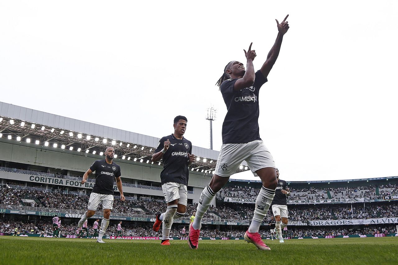 Jogadores do Botafogo comemorando gol