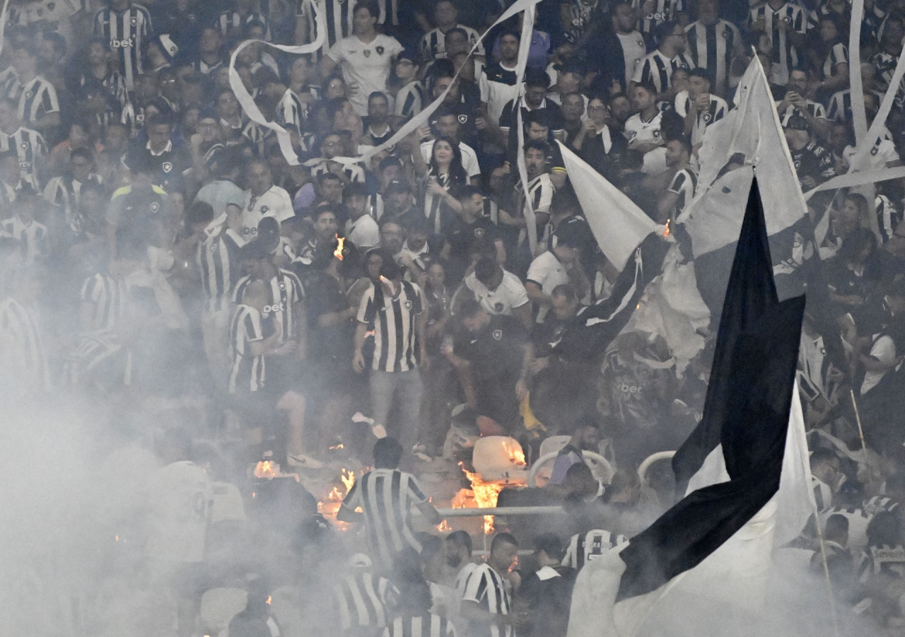 Disputa aérea entre jogadores no Estádio Nilton Santos