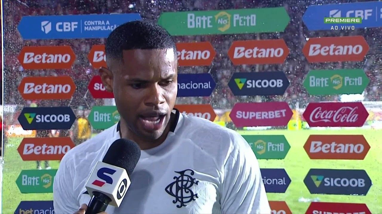 Jogadores do Botafogo reclamam com o árbitro durante partida no Barradão