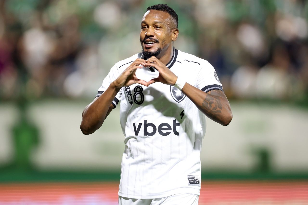 Edenilson comemorando gol pelo Botafogo
