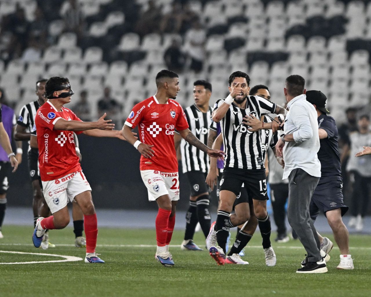 Confusão entre jogadores do Botafogo e o técnico do Cienciano