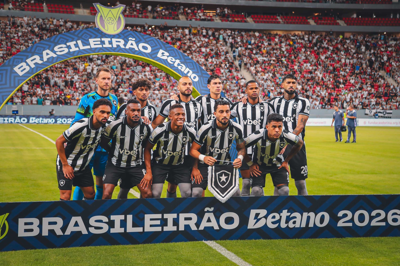 Time do Botafogo posado antes da partida no Mané Garrincha