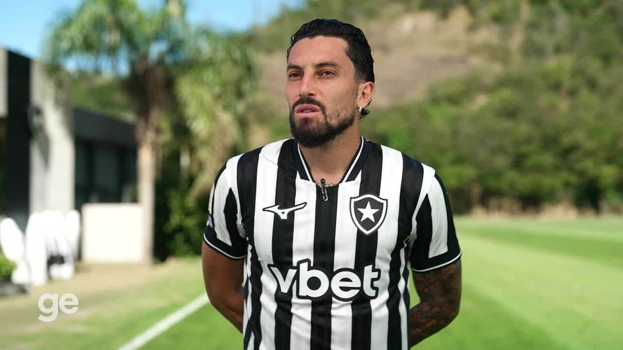Jogadores do Botafogo com o novo uniforme preto