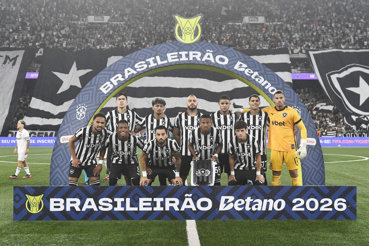Alex Telles cobrando a falta que resultou em gol