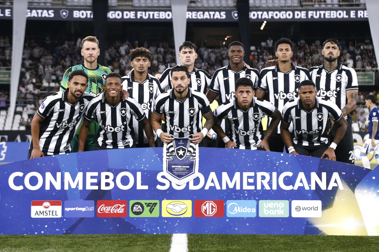Jogadores do Botafogo comemoram gol contra do Racing