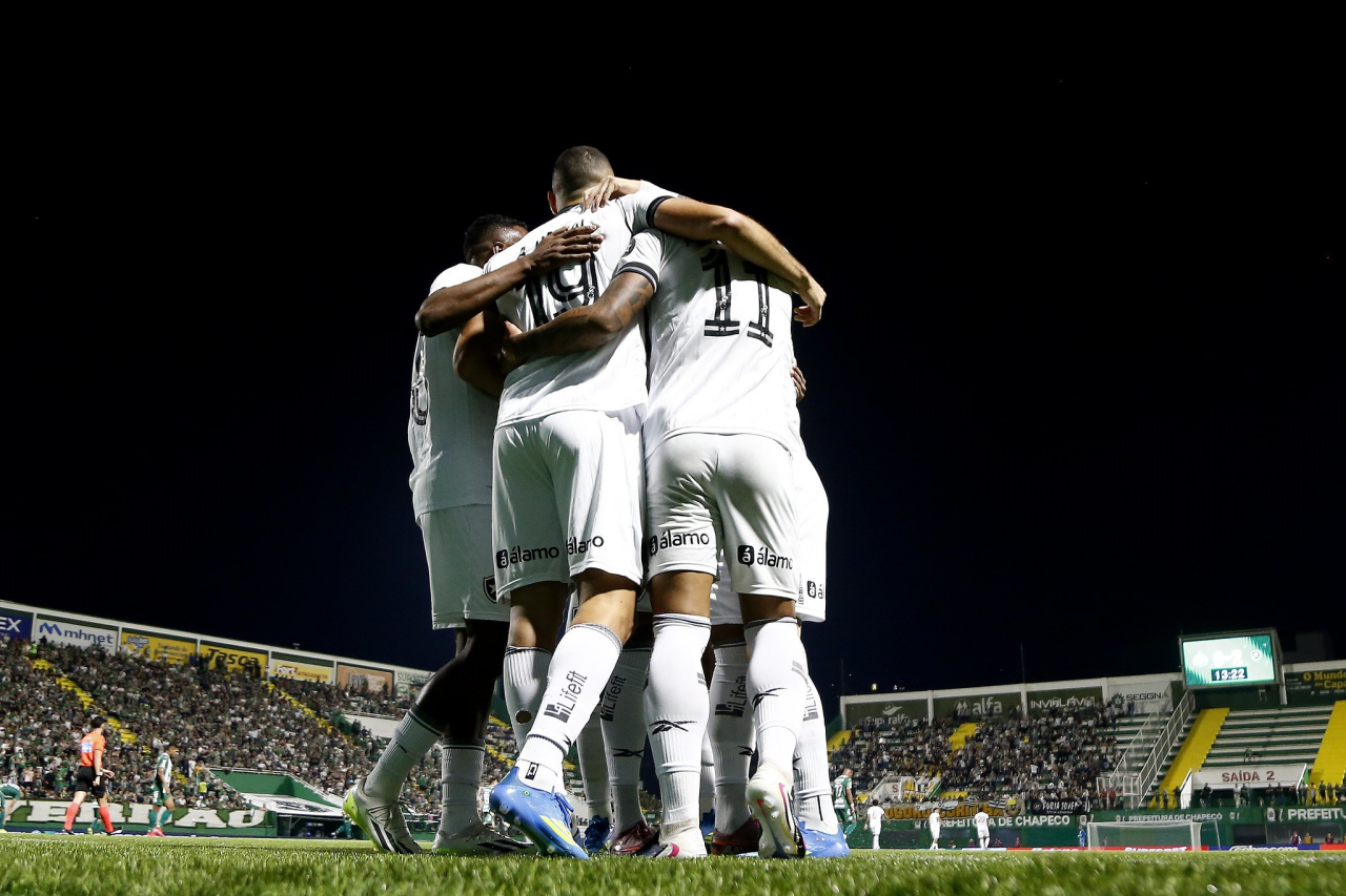 Jogadores do Botafogo comemoram gol na Arena Condá