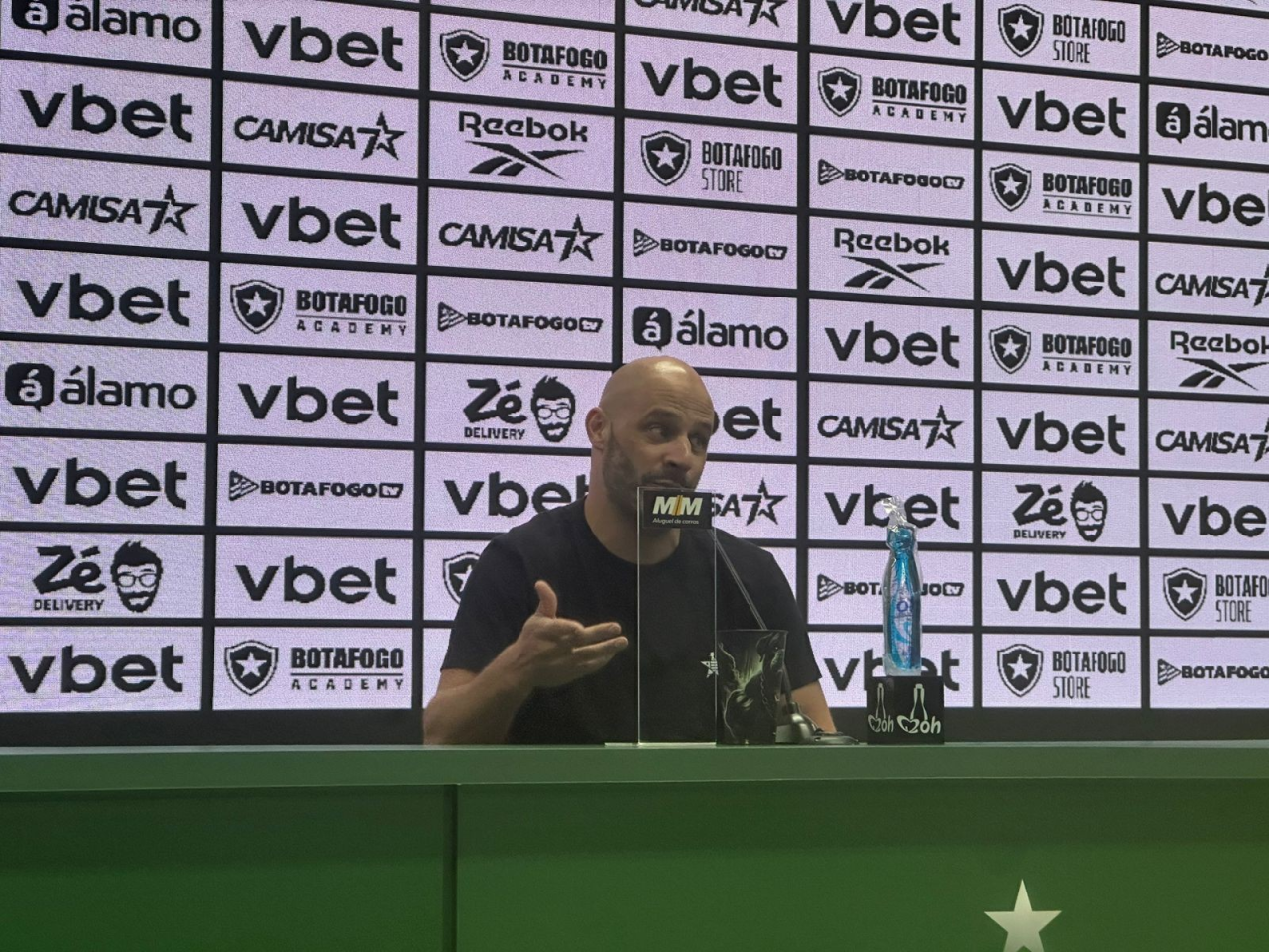 Franclim Carvalho durante entrevista após partida