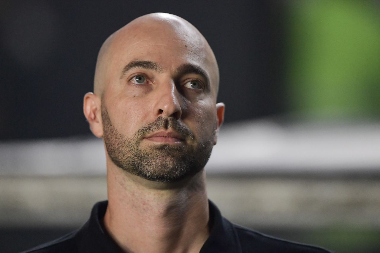 Rodrigo Bellão no banco de reservas durante partida