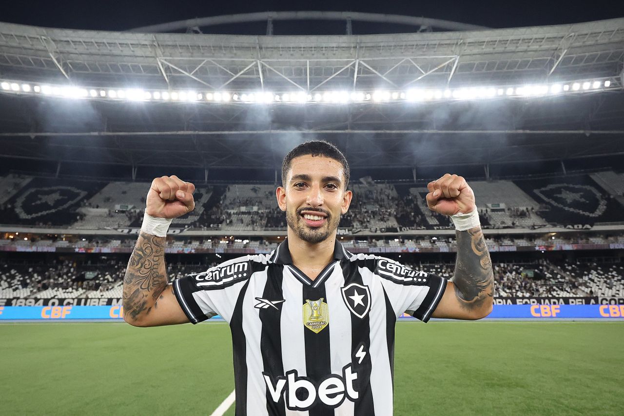 Santi Rodríguez em comemoração com a camisa do Botafogo