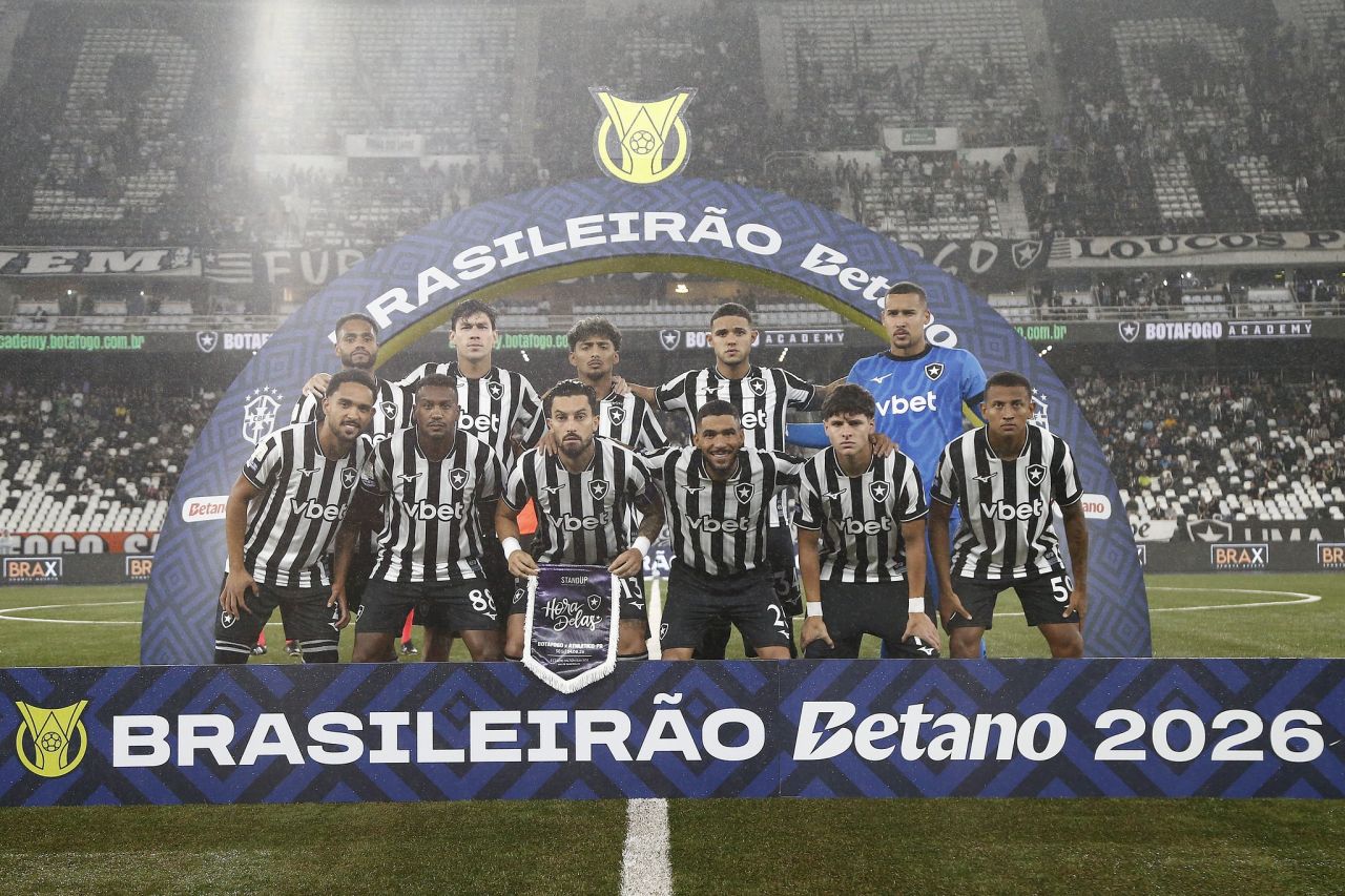 Jogadores do Botafogo em campo durante partida contra Athletico-PR
