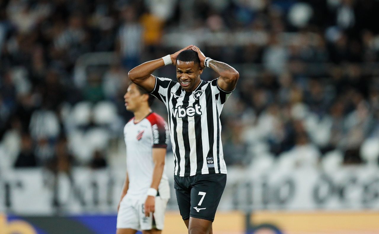 Jogadores do Botafogo disputam bola com atleta do Athletico-PR no Nilton Santos