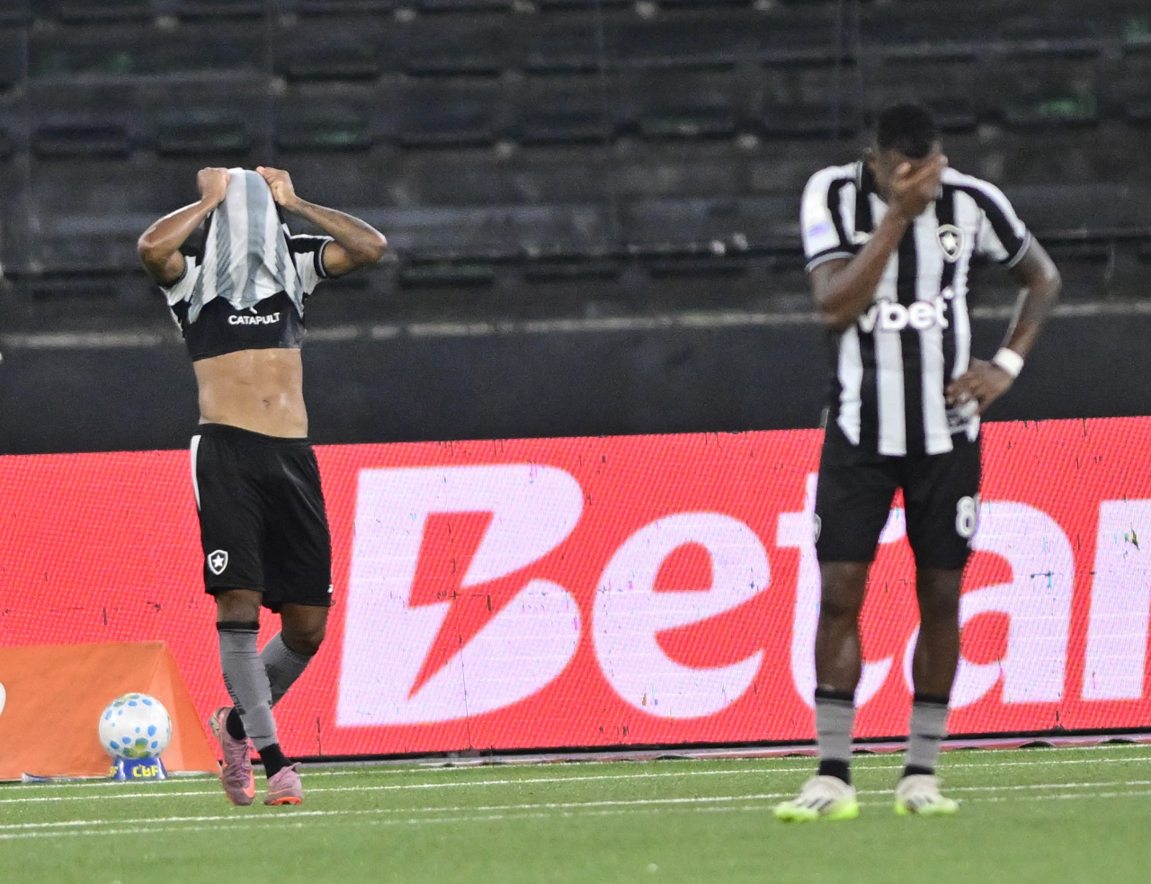 Alex Telles em partida do Botafogo contra o Remo no Nilton Santos