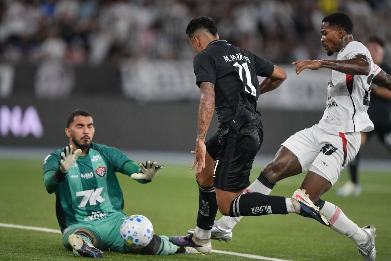 Lucas Arcanjo realiza defesa durante Botafogo x Vitória