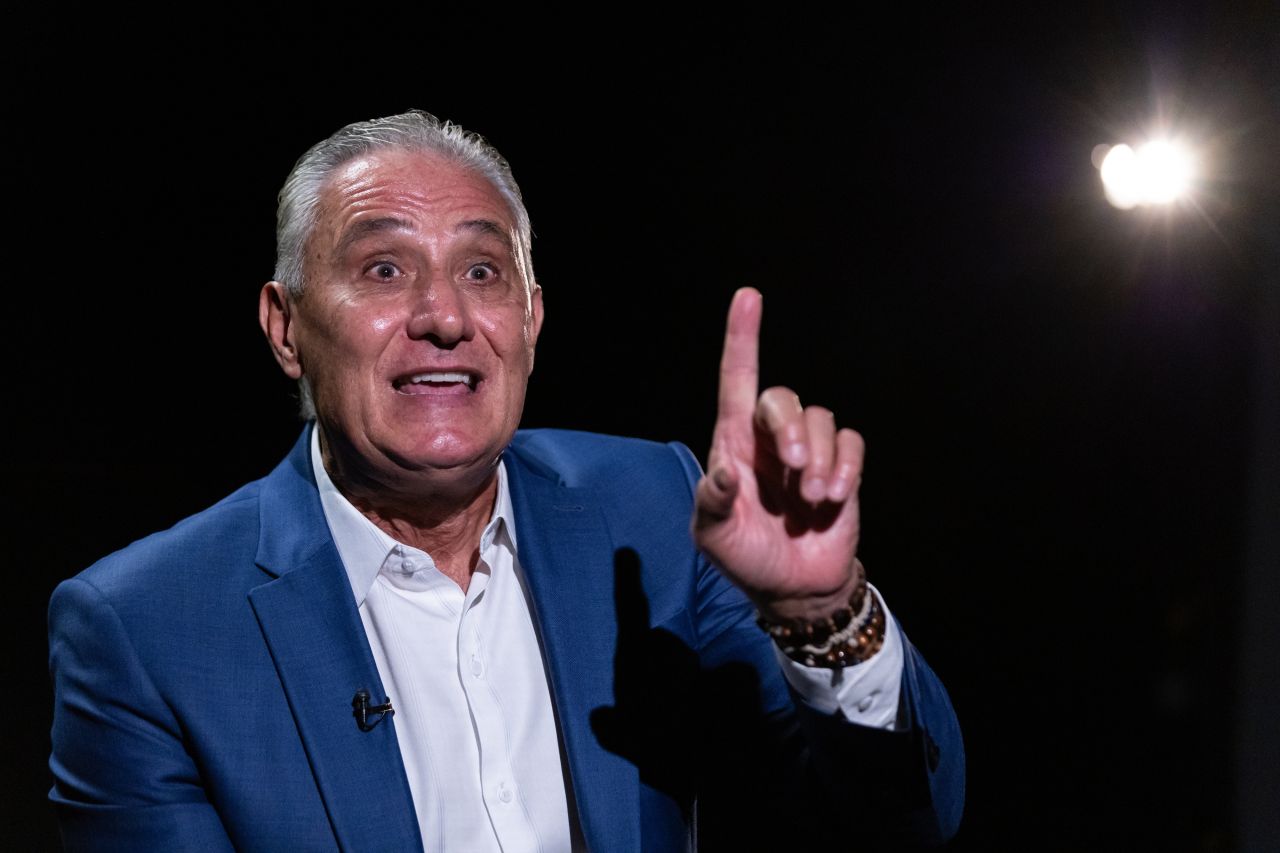 Tite gesticulando durante entrevista