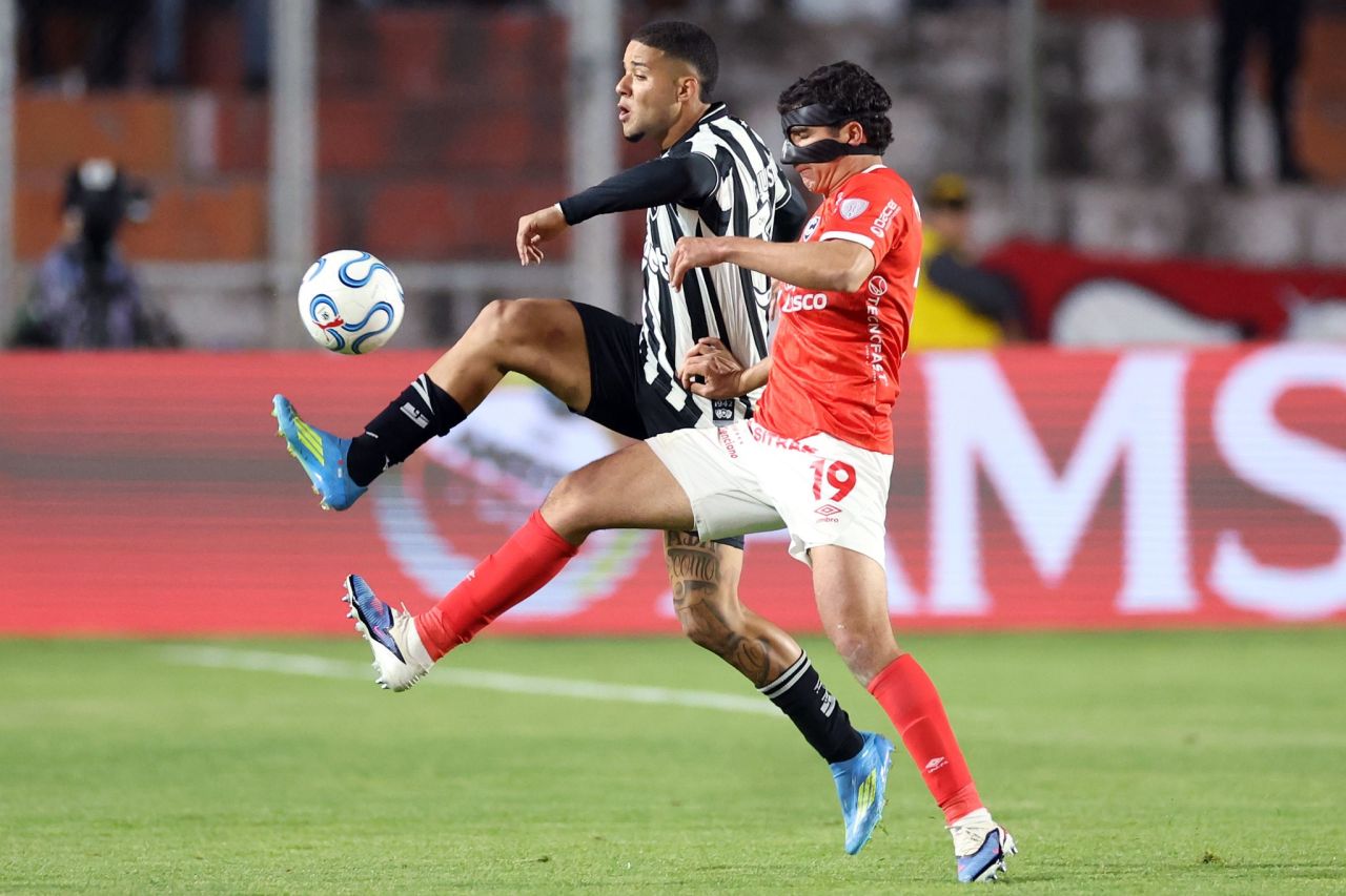 Jogadores do Botafogo durante partida em Cusco