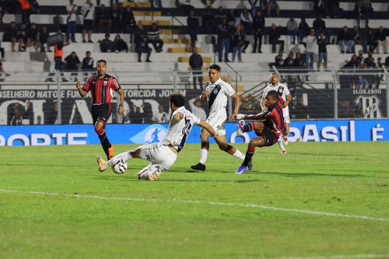 Jogadores do Botafogo-SP em disputa de bola