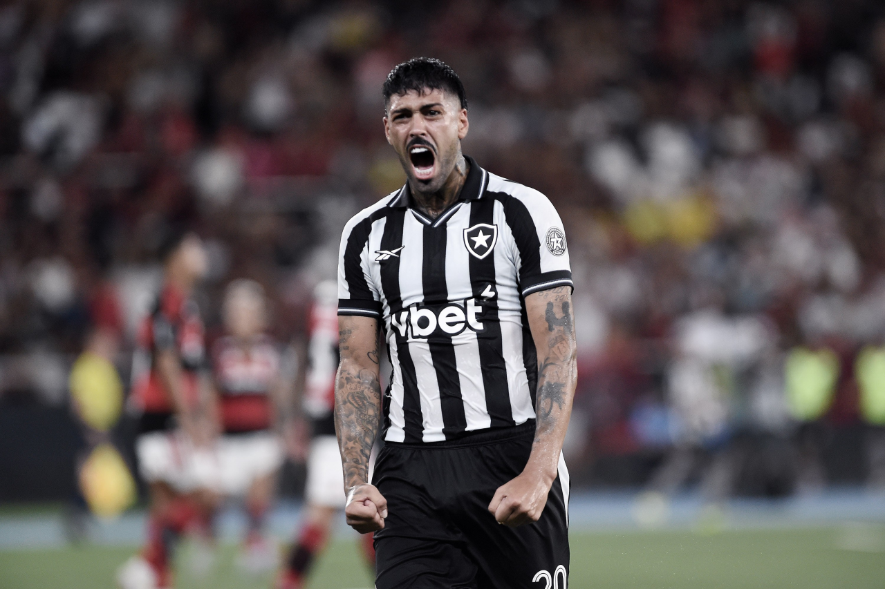 Alexander Barboza comemorando gol pelo Botafogo