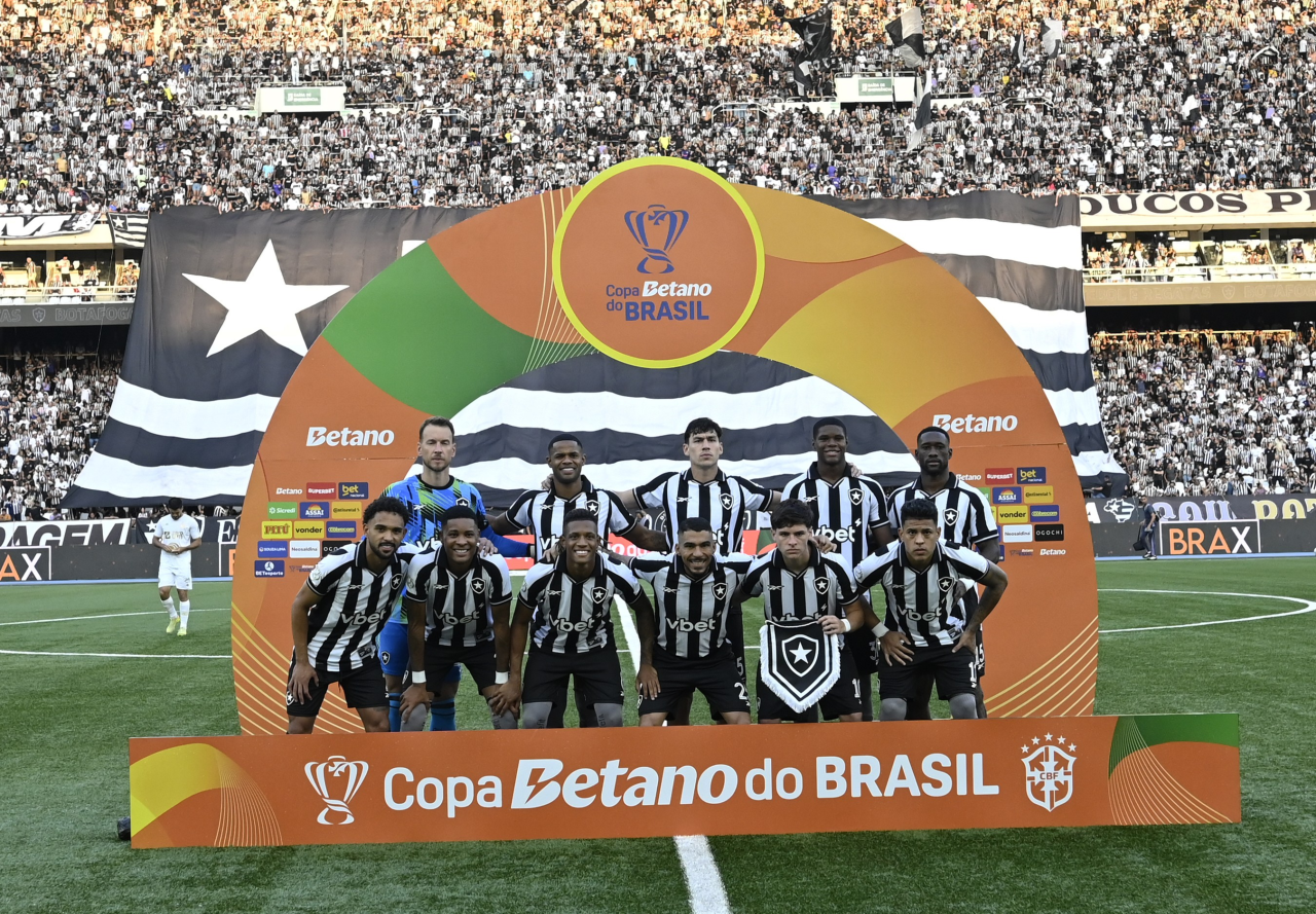 Jogadores do Botafogo comemoram gol nos acréscimos