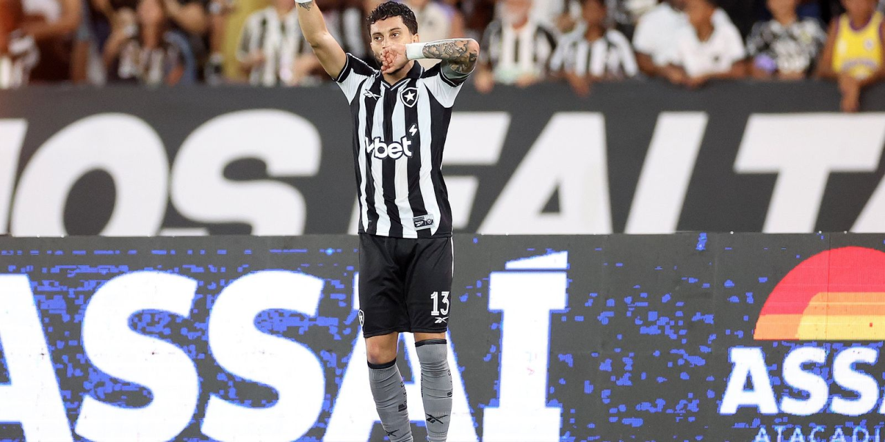 Alex Telles comemora gol pelo Botafogo