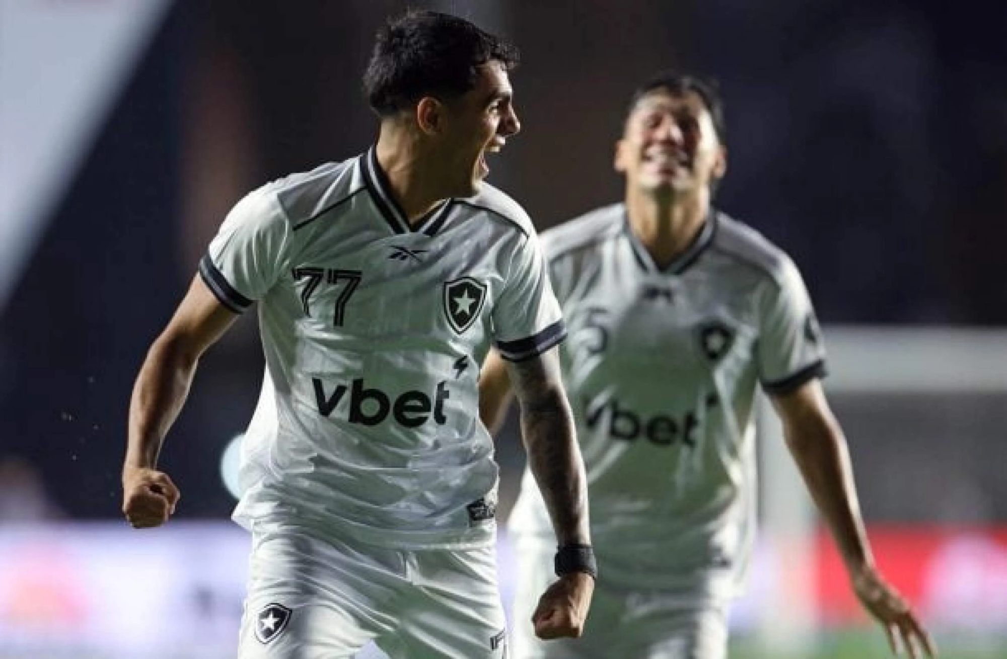 Matheus Martins celebrando gol