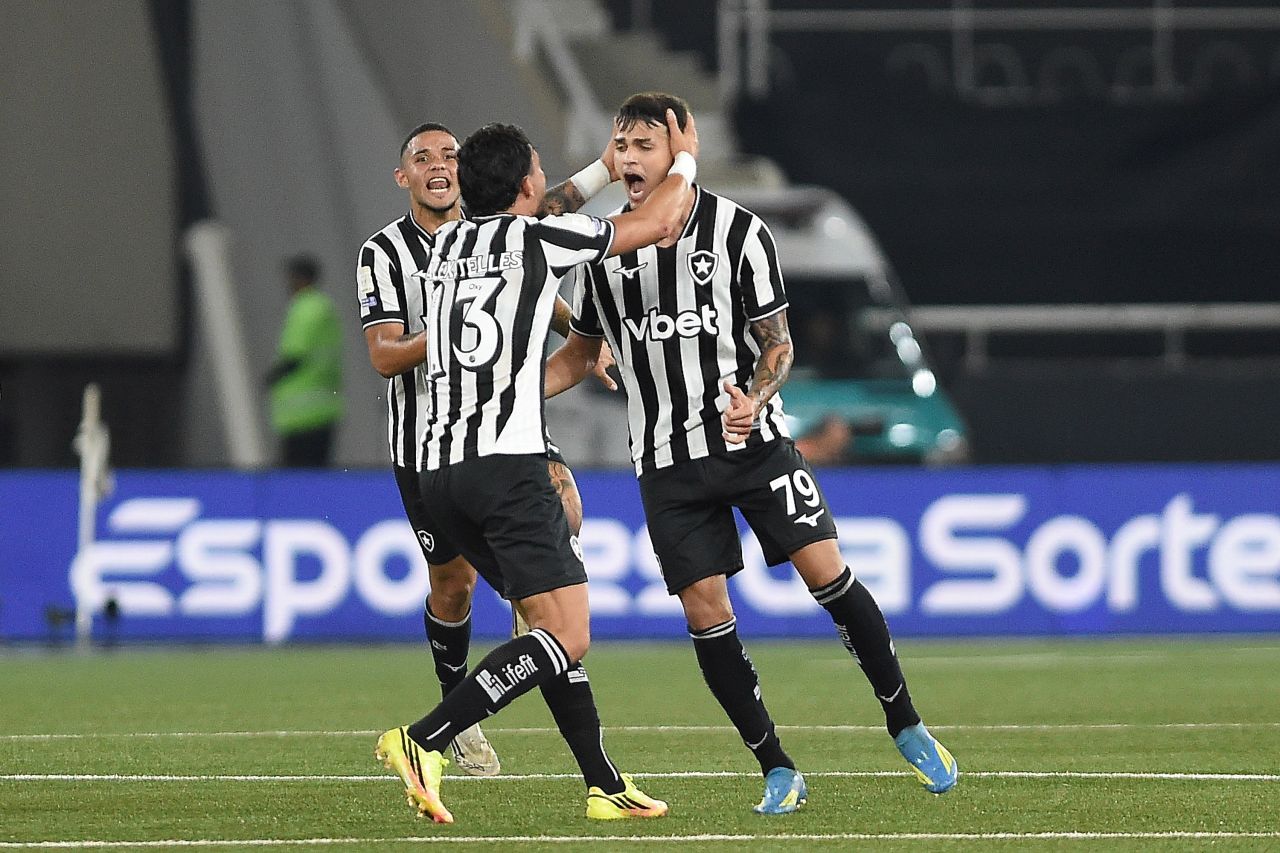 Lucas Emanuel comemorando gol