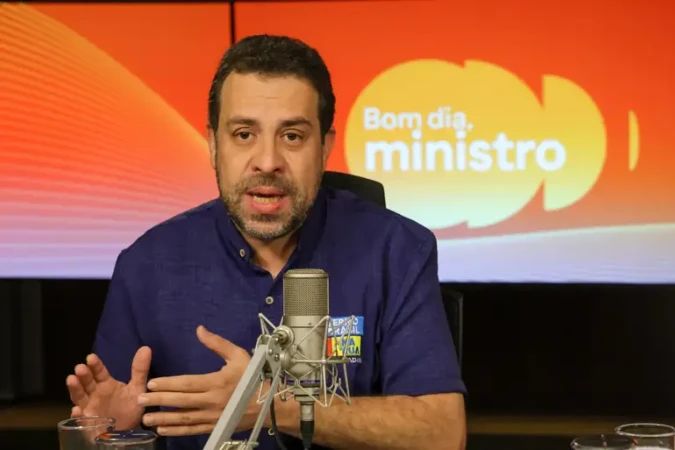 Guilherme Boulos durante entrevista