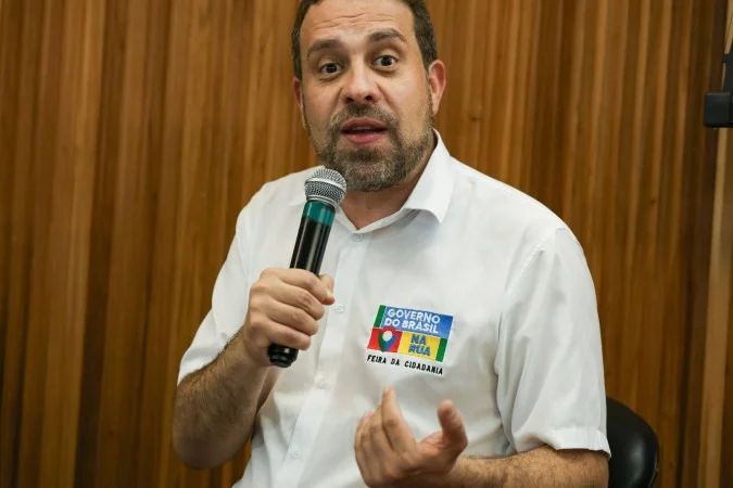Guilherme Boulos em entrevista coletiva