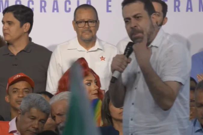 Guilherme Boulos discursa em evento do PT em Salvador