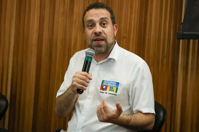 Guilherme Boulos fala com jornalistas no Palácio do Planalto
