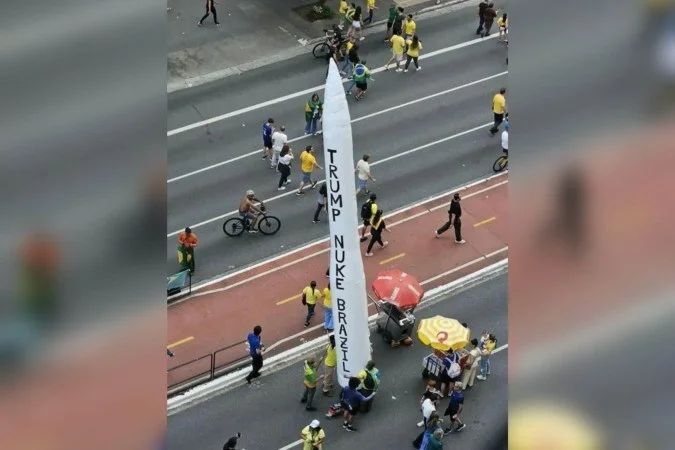 Míssil inflável com mensagem 'Trump Nuke Brazil' exibido em ato na Avenida Paulista