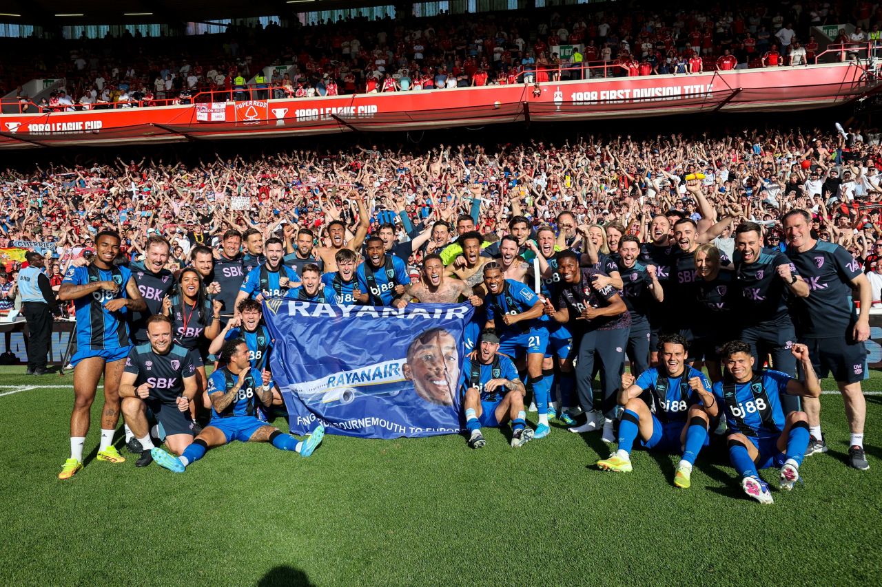 Jogadores do Bournemouth com bandeira Rayanair em comemoração