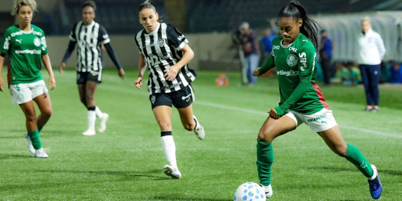 Jogadoras do Palmeiras comemoram gol contra o Atlético-MG