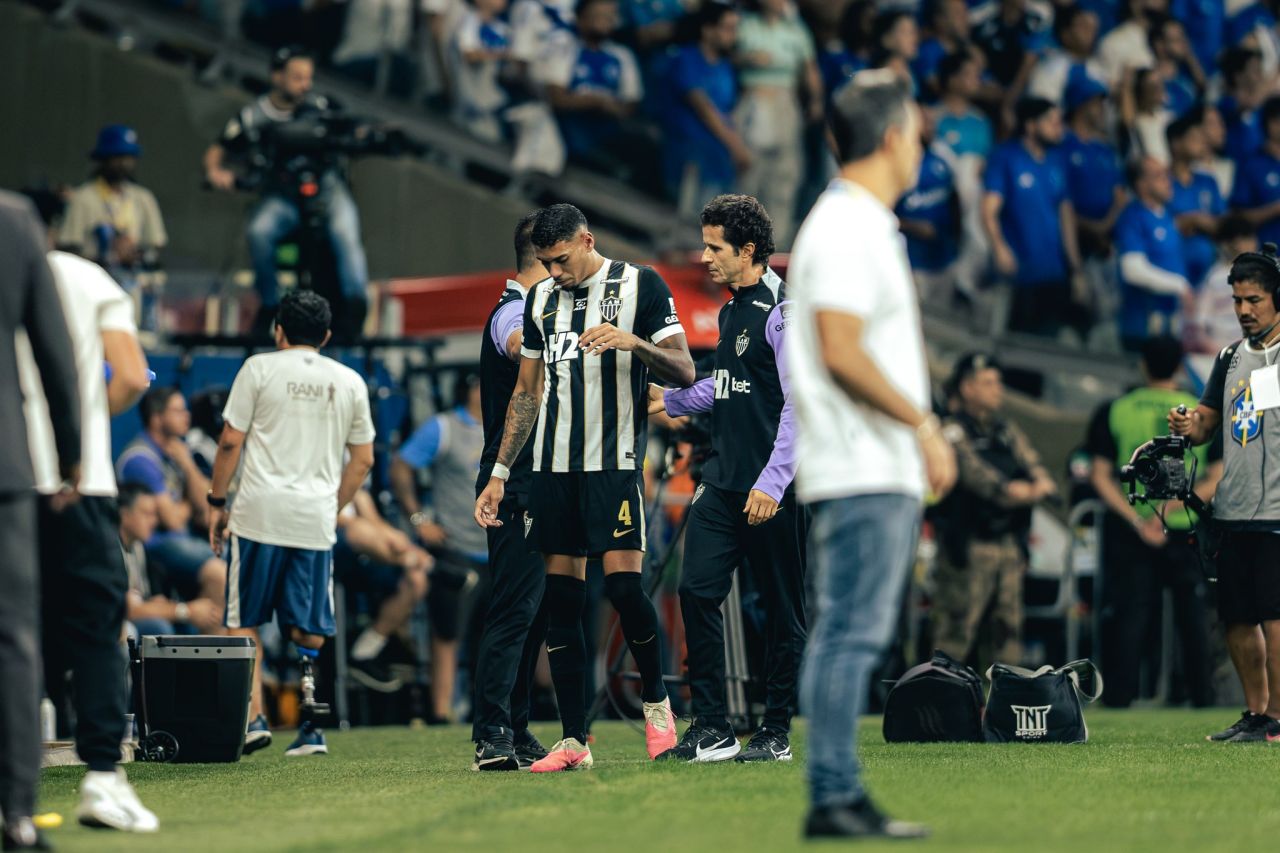 Ruan sendo atendido após choque com atacante do Cruzeiro