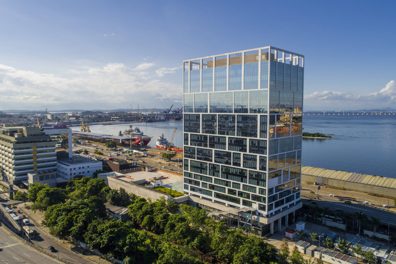 Aplicativo de saúde em smartphone mostrando opções de reembolso